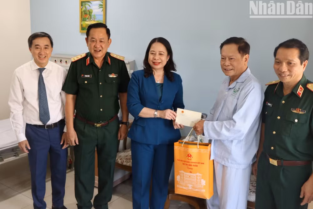 Đoàn làm việc đã đến thăm hỏi các bệnh nhân đang điều trị tại Bệnh viện Quân y 175.