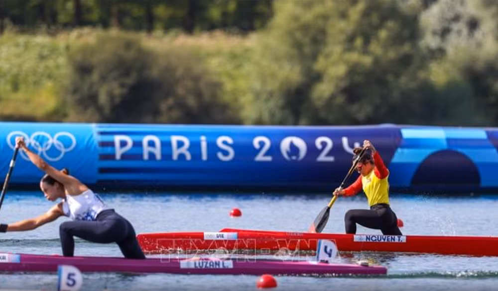 Nguyễn Thị Hương (áo vàng đỏ) không thể tạo nên bất ngờ tại Olympic Paris 2024. (Ảnh: TTXVN)
