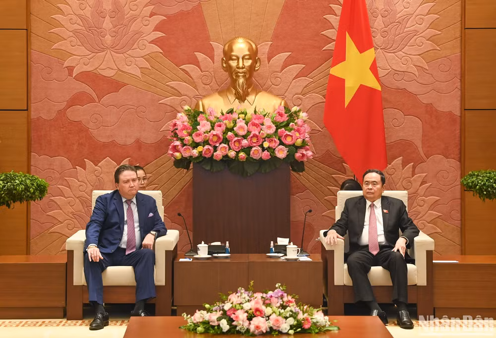 Chủ tịch Quốc hội Trần Thanh Mẫn và Đại sứ Hoa Kỳ tại Việt Nam Marc Knapper tại buổi tiếp. (Ảnh: DUY LINH)