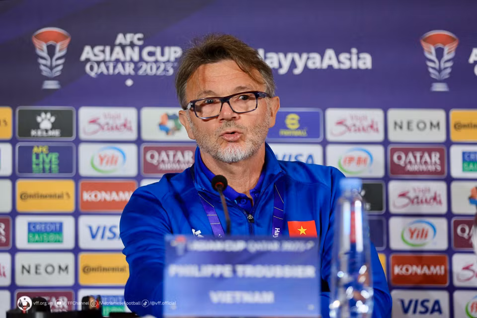 Huấn luyện viên Philippe Troussier tại cuộc họp báo trước trận đấu với đội tuyển Iraq. (Ảnh: VFF)