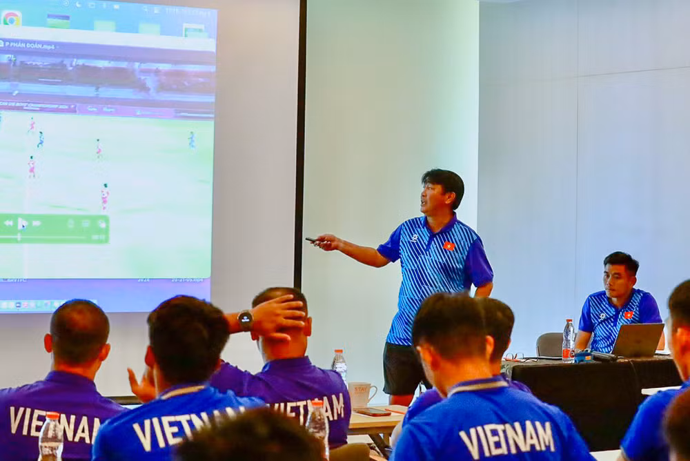 Huấn luyện viên Trần Minh Chiến cùng các học trò trong buổi họp đội. (Ảnh: VFF) Huấn luyện viên Trần Minh Chiến cùng các học trò trong buổi họp đội. (Ảnh: VFF)