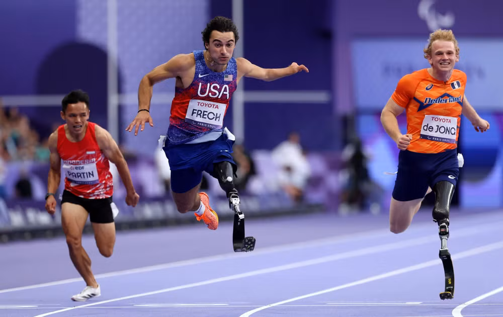 Ezra Frech (giữa) giành hai huy chương vàng Paralympic ở nội dung 100m T63. (Ảnh: Getty) Ezra Frech (giữa) giành hai huy chương vàng Paralympic ở nội dung 100m T63. (Ảnh: Getty)