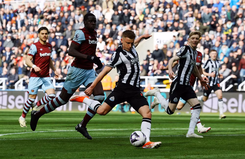 Newcastle thắng ngược West Ham nhờ cú đúp của Harvey Barnes (giữa). (Ảnh: Reuters) Newcastle thắng ngược West Ham nhờ cú đúp của Harvey Barnes (giữa). (Ảnh: Reuters)