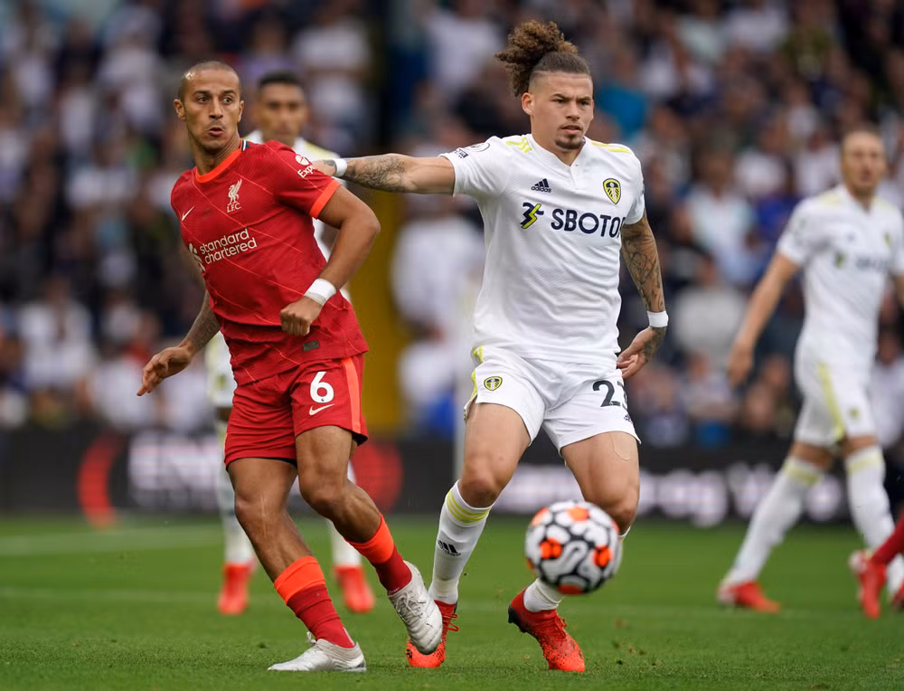 Kalvin Phillips làm nên tên tuổi trong màu áo Leeds. (Ảnh: The Athletic) Kalvin Phillips làm nên tên tuổi trong màu áo Leeds. (Ảnh: The Athletic)
