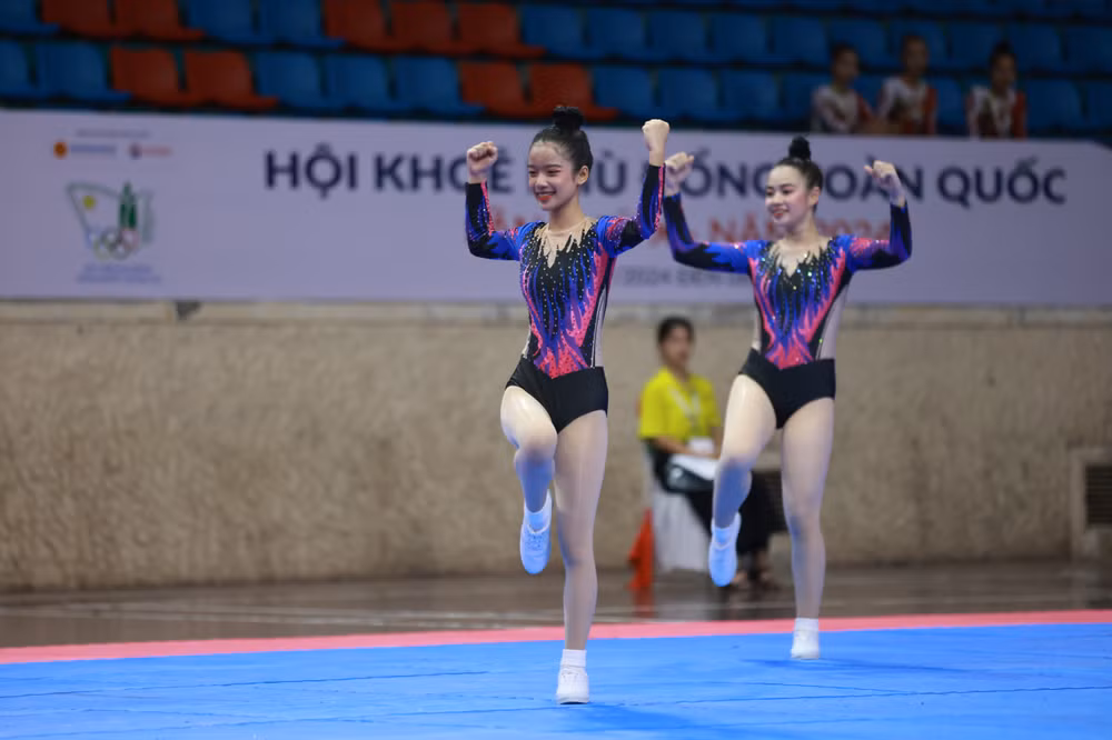 Các cô gái chủ nhà Hải Phòng thể hiện niềm hứng khởi, nét vui tươi khi trình diễn.