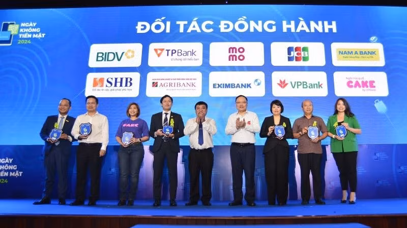 Đại diện Nam A Bank (bìa trái) nhận kỷ niệm chương Đối tác đồng hành cùng chương trình. Đại diện Nam A Bank (bìa trái) nhận kỷ niệm chương Đối tác đồng hành cùng chương trình.