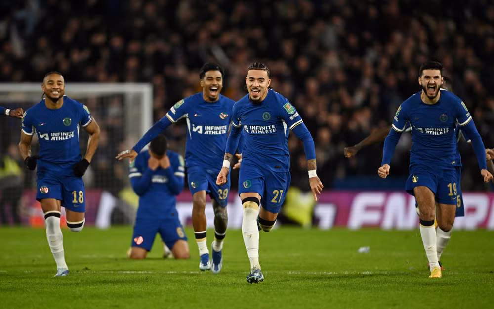 Malo Gusto (số 21) hưởng lợi nhờ chấn thương của Reece James. (Ảnh: Reuters)