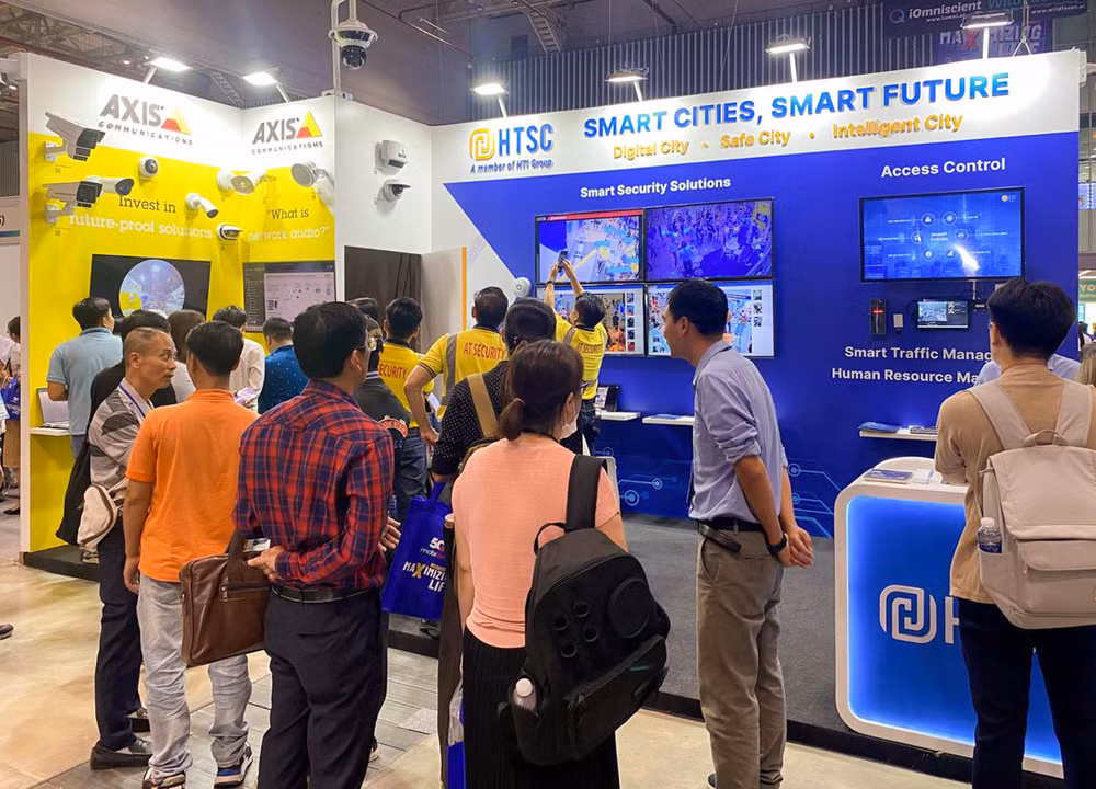 Các giải pháp công nghệ HTSC thu hút đông đảo sự quan tâm của khách tham quan. Các giải pháp công nghệ HTSC thu hút đông đảo sự quan tâm của khách tham quan.