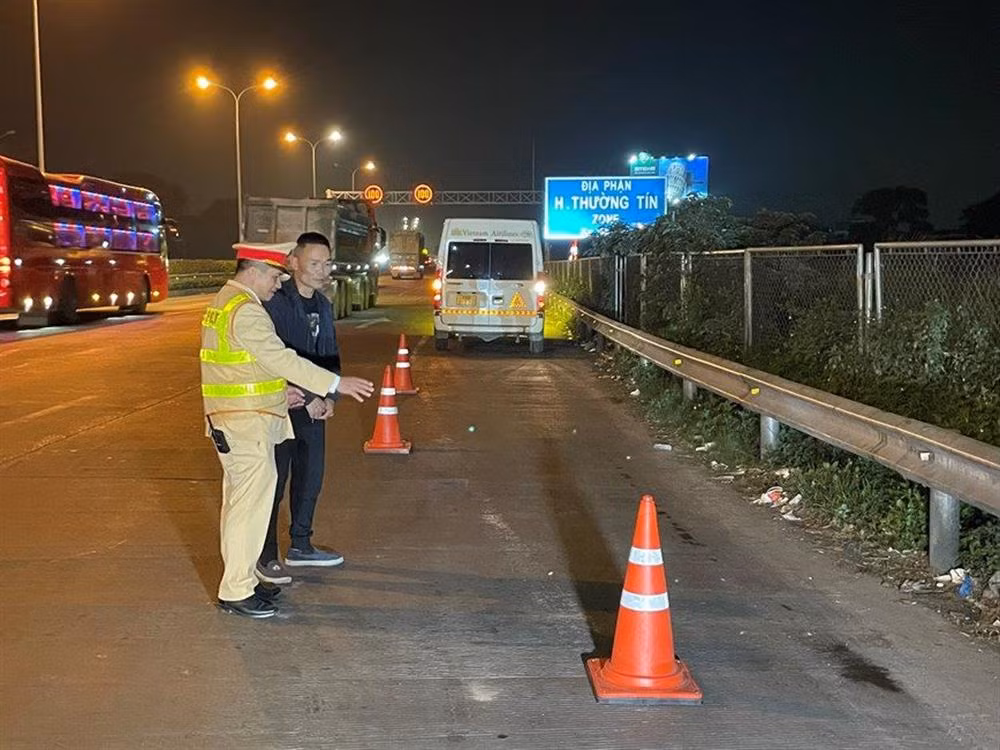 Cảnh sát giao thông hướng dẫn lái xe đặt chóp nón phản quang khi dừng khẩn cấp trên cao tốc. Cảnh sát giao thông hướng dẫn lái xe đặt chóp nón phản quang khi dừng khẩn cấp trên cao tốc.