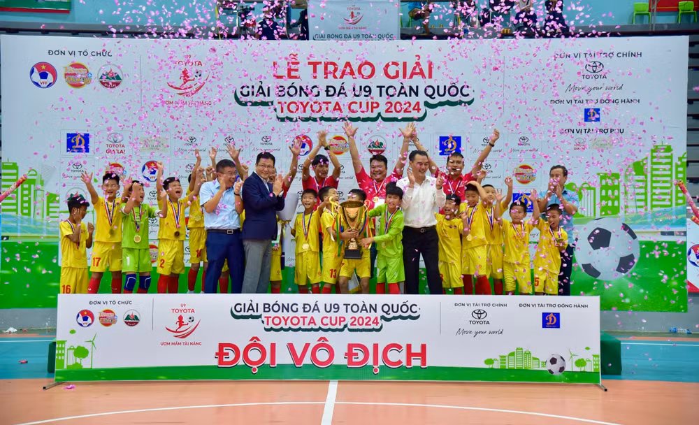 Các cầu thủ U9 Gia Bảo Hải Dương ẵm trên tay cúp vô địch.