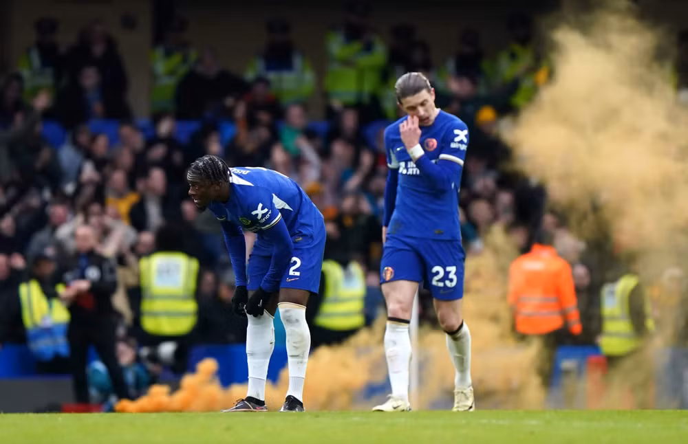 Các cầu thủ Chelsea quá quen với việc bị các đối thủ chọc thủng lưới. (Ảnh: The Athletic)