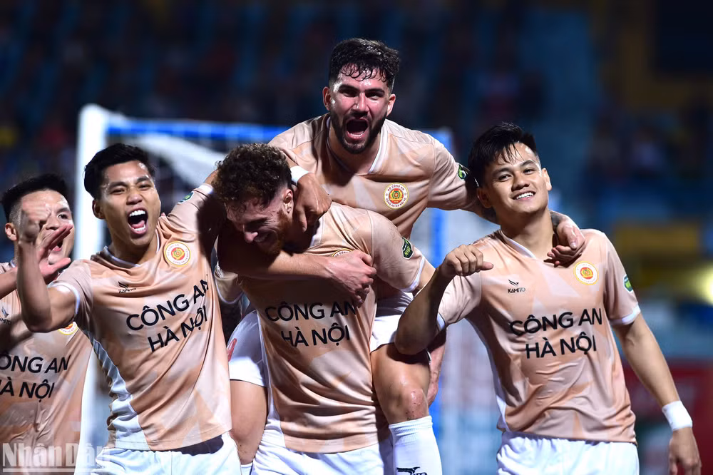 Các cầu thủ Công an Hà Nội ăn mừng 2 bàn thắng từ giữa hiệp 1.