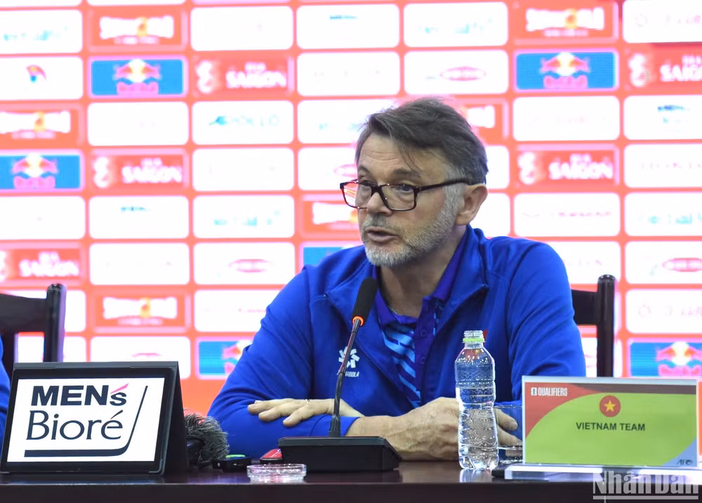 HLV Philippe Troussier tại buổi họp báo ngày 25/3. (Ảnh: TRẦN HẢI)