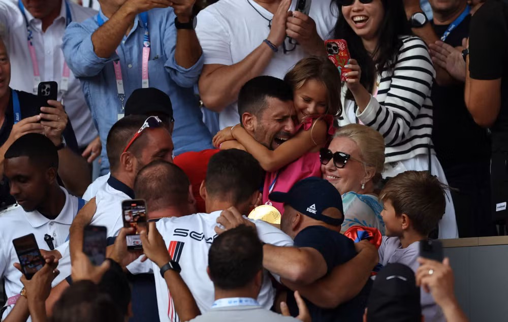 Djokovic hạnh phúc trong vòng tay của gia đình. (Ảnh: Getty) Djokovic hạnh phúc trong vòng tay của gia đình. (Ảnh: Getty)