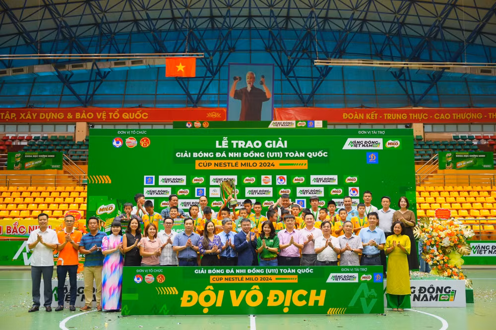 Ban Tổ chức trao Cúp vô địch cho U11 Sông Lam Nghệ An.