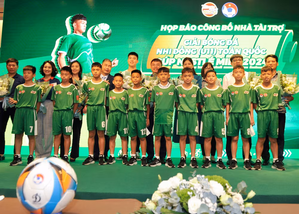 Các cầu thủ U11 tham dự giải đấu. 