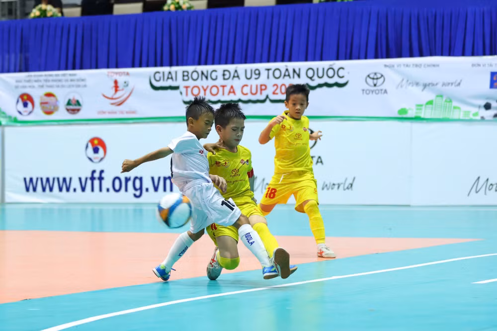 Trận bán kết thứ 2 là cuộc chạm trán giữa U9 Sông Lam Nghệ An (áo vàng) và U9 Hà Nội.