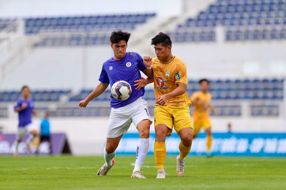U17 Hà Nội vượt qua U17 Hoàng Anh Gia Lai để có lần đầu nâng cúp vô địch. (Ảnh VFF)