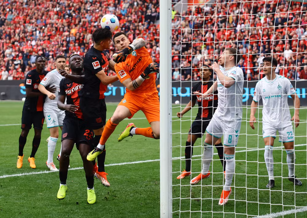 Tiếp đón Werder Bremen trên sân nhà, Bayer Leverkusen sớm dẫn trước nhờ bàn thắng trên chấm phạt đền của Victor Boniface ở phút 25. Tỷ số 1-0 được giữ nguyên cho đến hết hiệp 1. (Ảnh: Reuters)