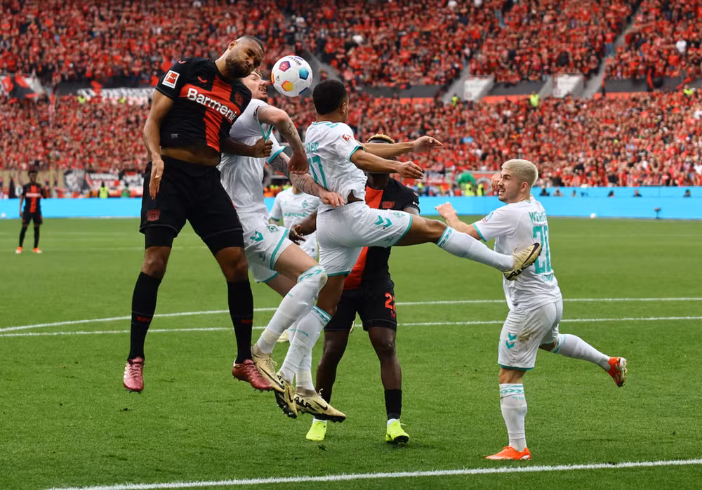 Bước sang hiệp 2, đội chủ nhà chơi bùng nổ và ghi liên tiếp 4 bàn thắng. Cựu tiền vệ Arsenal Granit Xhaka giúp đội nhà nhân đôi cách biệt trước khi Florian Wirtz lập hat-trick trong những phút còn lại để ấn định chiến thắng "5 sao" cho đội nhà. (Ảnh: Reuters)