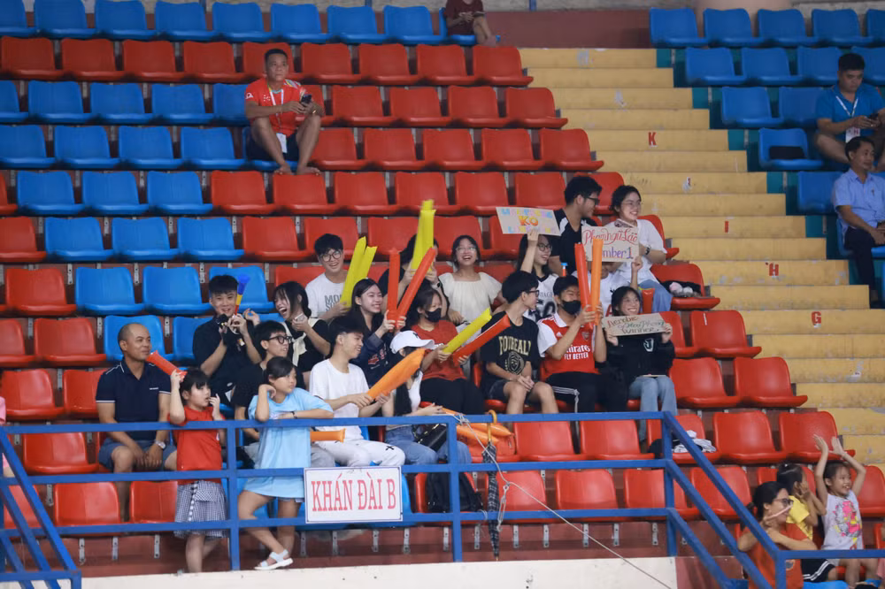 Khán giả thích thú với màn trình diễn của các đội thi Aerobic.