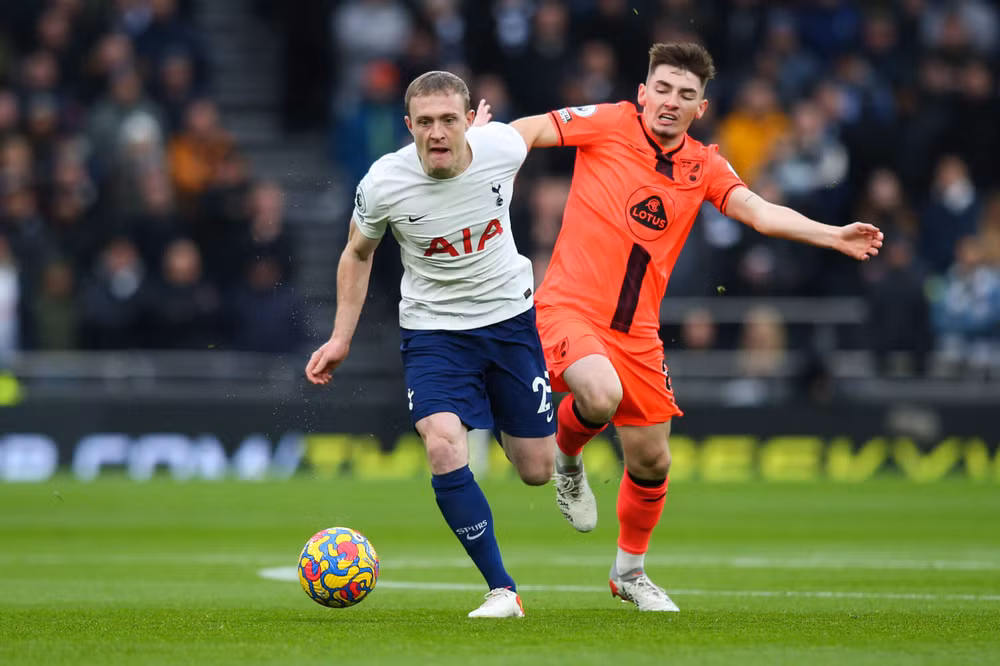 Oliver Skipp (trái) sẵn sàng cống hiến khi có cơ hội. (Ảnh: TheAthletic) Oliver Skipp (trái) sẵn sàng cống hiến khi có cơ hội. (Ảnh: TheAthletic)