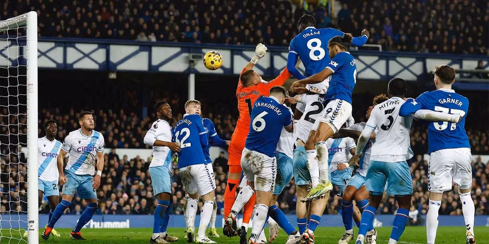 Những pha bóng cố định là vũ khí lợi hại của Everton. (Ảnh: AFP) Những pha bóng cố định là vũ khí lợi hại của Everton. (Ảnh: AFP)
