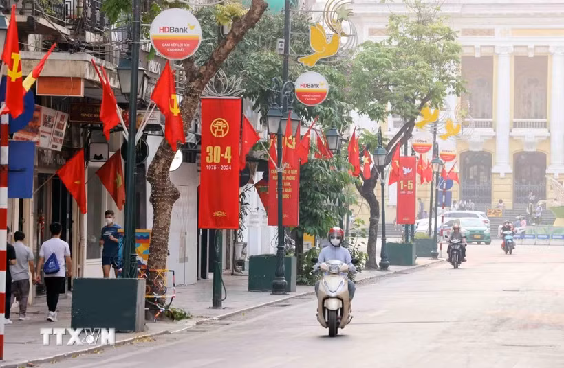 Hà Nội rực rỡ chào mừng 49 năm Ngày Giải phóng miền Nam, thống nhất đất nước. (Ảnh: Phạm Kiên/TTXVN)