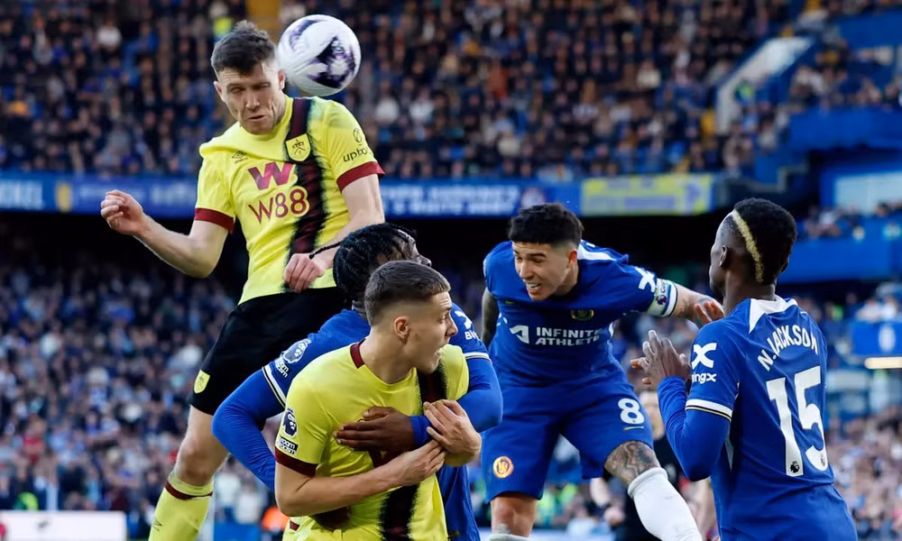 O’Shea đánh đầu ghi bàn cho Burnley. (Ảnh: The Guardian)