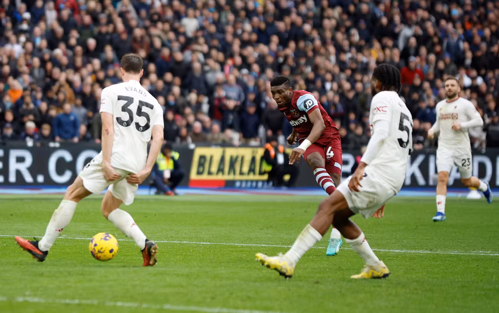 Kudus ghi bàn ấn định chiến thắng 2-0 trước Man United. (Ảnh: The Scottish Sun) Kudus ghi bàn ấn định chiến thắng 2-0 trước Man United. (Ảnh: The Scottish Sun)