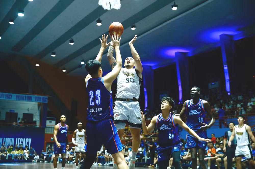 Tim Waale giúp Saigon Heat cải thiện hiệu suất dứt điểm cận rổ. (Ảnh: VBA)