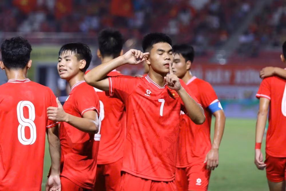 Nguyễn Lê Phát mở tỷ số cho U20 Việt Nam trên chấm phạt 11m. (Ảnh: VFF)