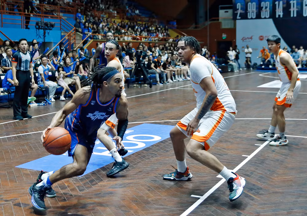 Devin Peterson dẫn bóng tấn công khu vực hình thang của Danang Dragons. (Ảnh: VBA)