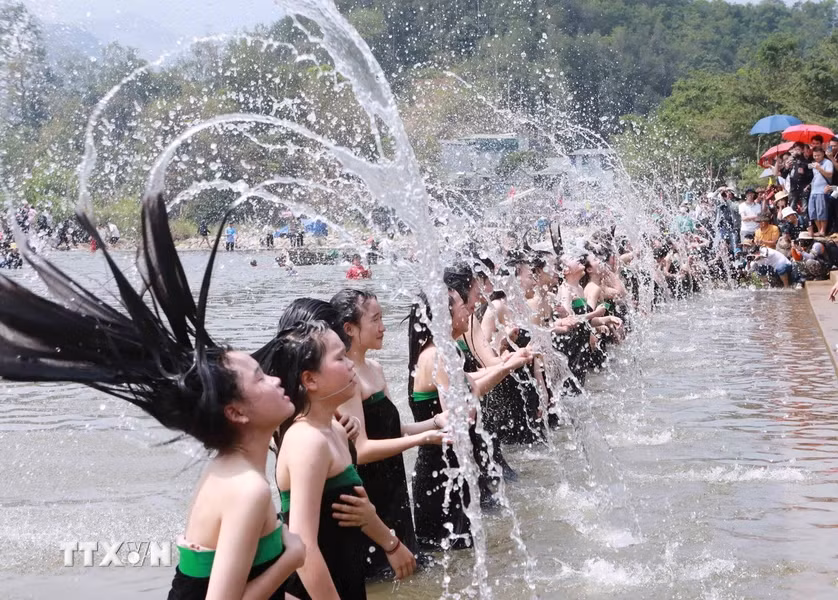 Tái hiện Lễ hội Áp Hô Pang của người Thái trắng ở Phong Thổ. Tái hiện Lễ hội Áp Hô Pang của người Thái trắng ở Phong Thổ.