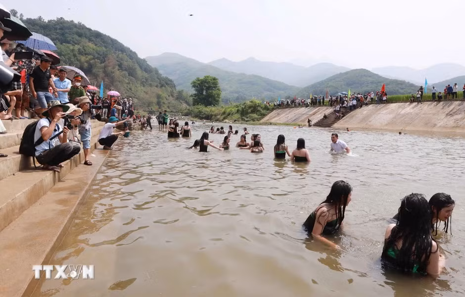 Lễ hội gội đầu của đồng bào Thái thu hút rất đông du khách. Lễ hội gội đầu của đồng bào Thái thu hút rất đông du khách.