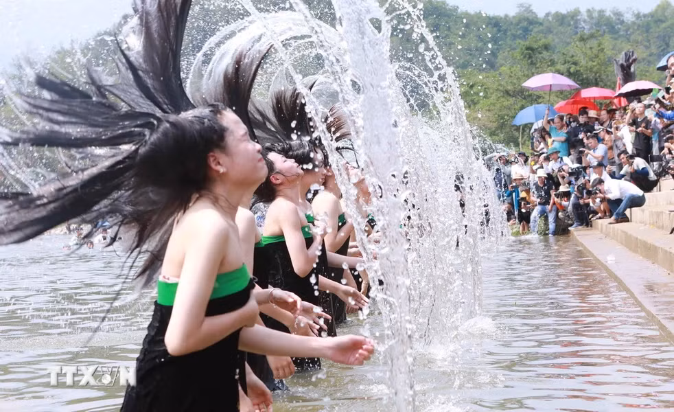 Màn hất tóc ra phía sau mãn nhãn người xem. Màn hất tóc ra phía sau mãn nhãn người xem.