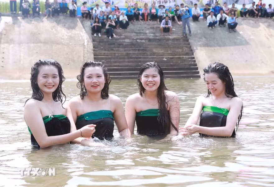 Vẻ đẹp của các thiếu nữ Thái trong trang phục truyền thống tại Lễ hội gội đầu. Vẻ đẹp của các thiếu nữ Thái trong trang phục truyền thống tại Lễ hội gội đầu.