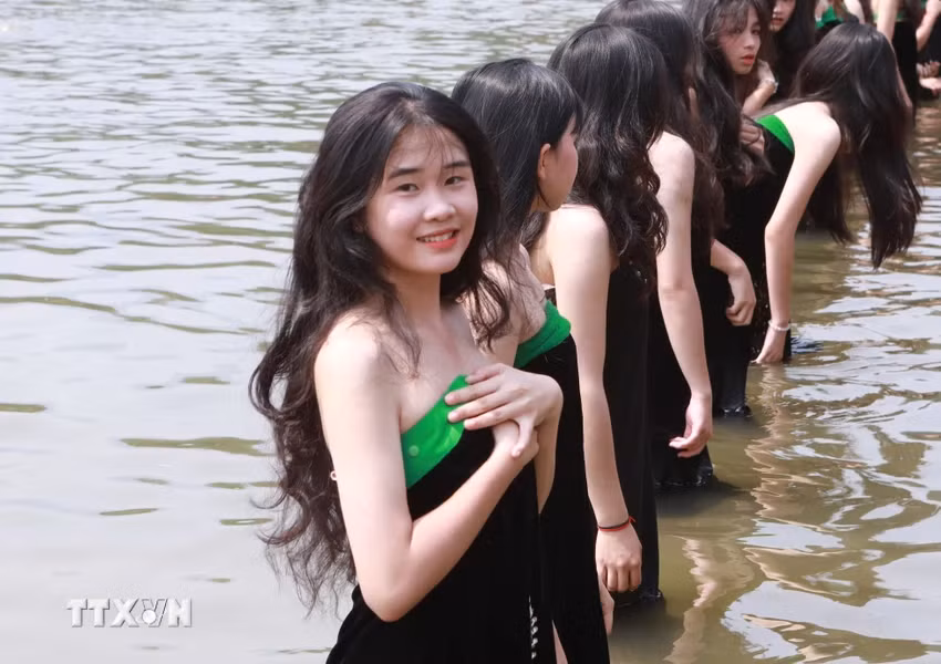 Thiếu nữ Thái trắng xinh đẹp tham gia Lễ hội Áp Hô Pang (Lễ hội gội đầu) ở xã Khổng Lào, huyện Phong Thổ, tỉnh Lai Châu. Thiếu nữ Thái trắng xinh đẹp tham gia Lễ hội Áp Hô Pang (Lễ hội gội đầu) ở xã Khổng Lào, huyện Phong Thổ, tỉnh Lai Châu.