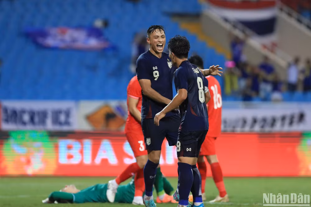 Patrik Gustavsson (số 9) nâng tỷ số lên 2-1 cho đội tuyển Thái Lan. (Ảnh: SƠN TÙNG) Patrik Gustavsson (số 9) nâng tỷ số lên 2-1 cho đội tuyển Thái Lan. (Ảnh: SƠN TÙNG)