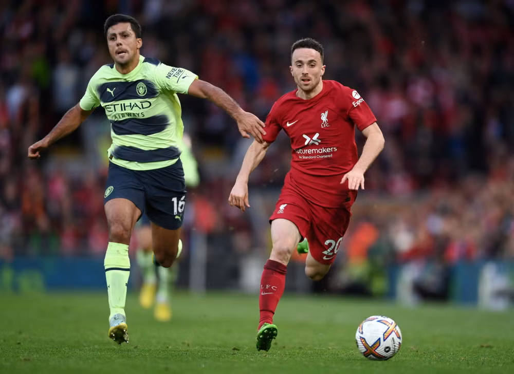 Diogo Jota (phải) rất có duyên ghi bàn. (Ảnh: TBR Football)