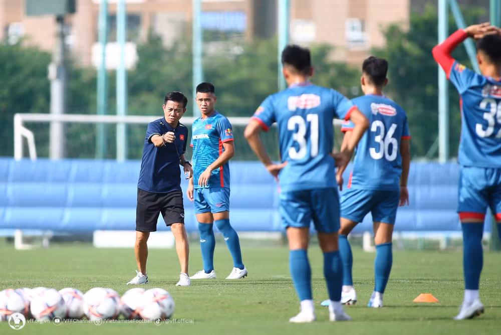 Nhà cầm quân Hoàng Anh Tuấn và các học trò sẽ có 2 ngày tập luyện tại Hà Nội trước khi di chuyển sang Qatar tập huấn và thi đấu giao hữu trước thềm Vòng chung kết U23 châu Á 2024. (Ảnh: VFF)