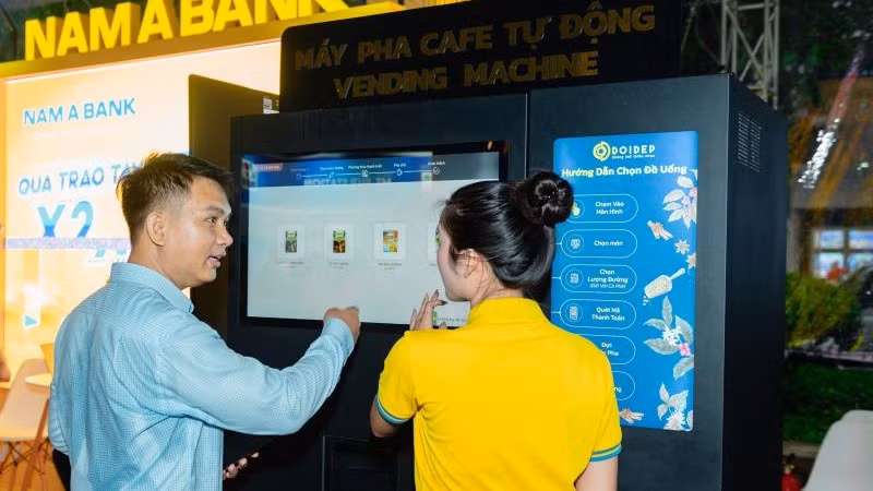 Khách hàng trải nghiệm máy pha trà, cà-phê tự động từ thương hiệu Đôi Dép. Khách hàng trải nghiệm máy pha trà, cà-phê tự động từ thương hiệu Đôi Dép.
