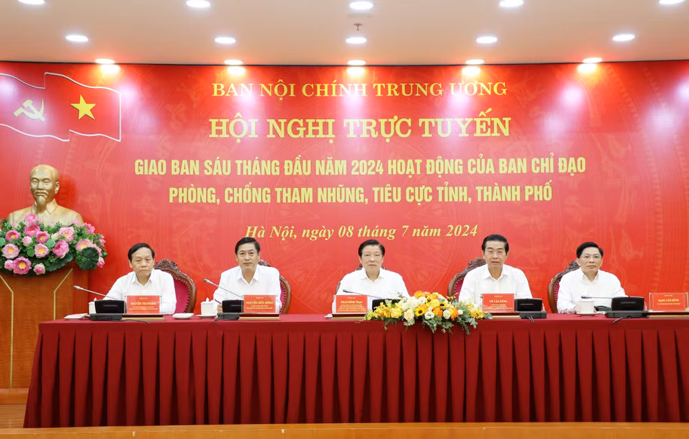 Các đồng chí chủ trì Hội nghị. (Ảnh: HƯNG TẠ)