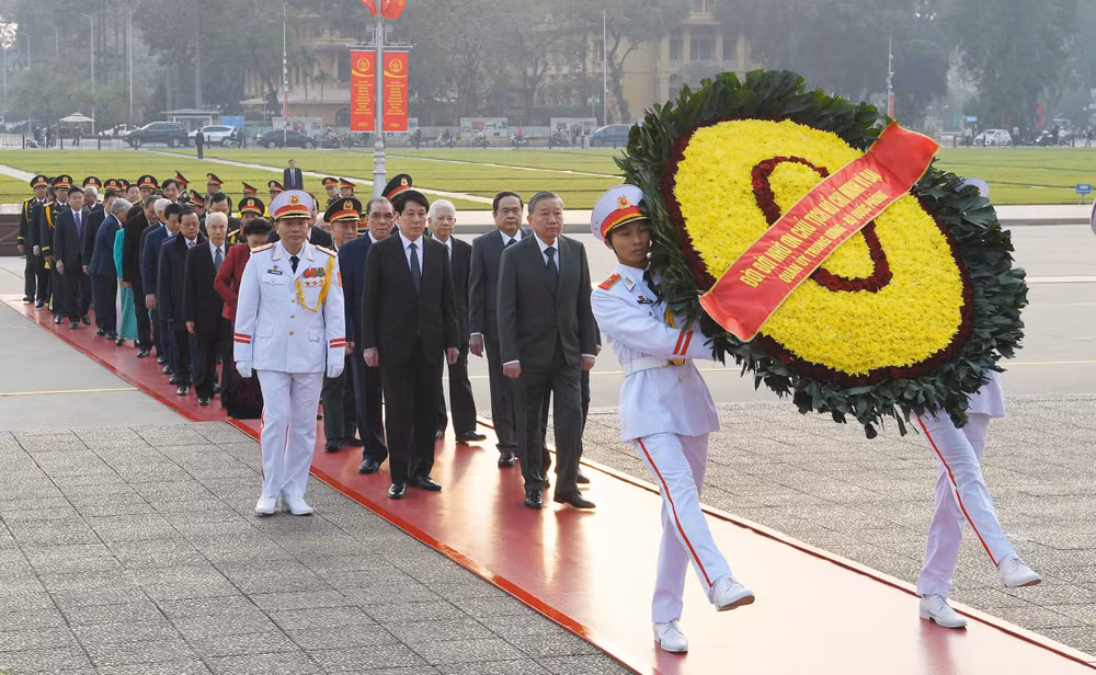 Đoàn đại biểu Ban Chấp hành Trung ương Đảng, Chủ tịch nước, Quốc hội, Chính phủ, Ủy ban Trung ương Mặt trận Tổ quốc Việt Nam và Quân ủy Trung ương, Bộ Quốc phòng vào Lăng viếng Chủ tịch Hồ Chí Minh. (Ảnh DUY LINH) Đoàn đại biểu Ban Chấp hành Trung ương Đảng, Chủ tịch nước, Quốc hội, Chính phủ, Ủy ban Trung ương Mặt trận Tổ quốc Việt Nam và Quân ủy Trung ương, Bộ Quốc phòng vào Lăng viếng Chủ tịch Hồ Chí Minh. (Ảnh DUY LINH)
