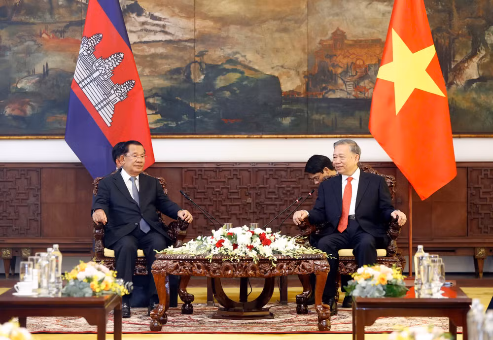 Tổng Bí thư Tô Lâm hội kiến Chủ tịch Đảng Nhân dân Campuchia Hun Sen. (Ảnh: DUY LINH)