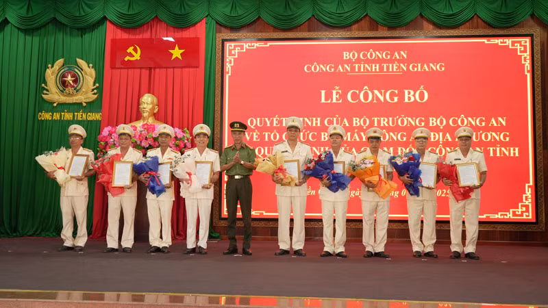 Đại tá Nguyễn Văn Nhựt, Giám đốc Công an tỉnh Tiền Giang trao Quyết định cho các đồng chí nghỉ công tác hưởng chế độ hưu trí.