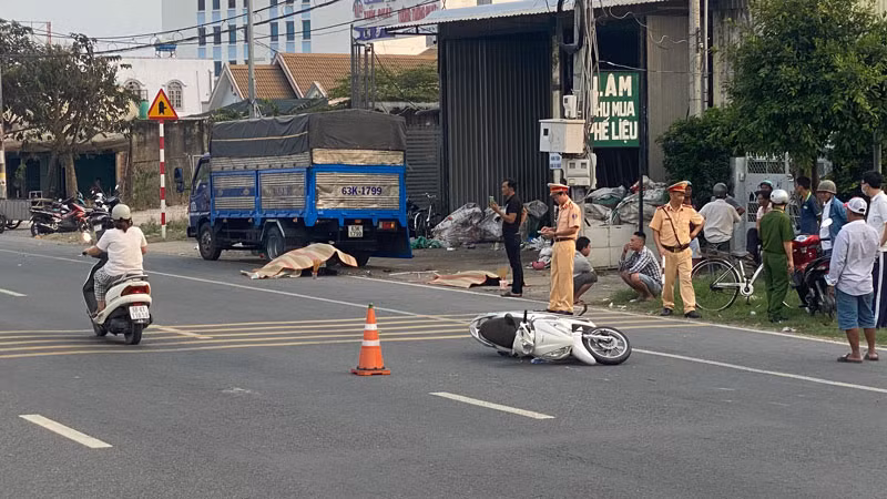 Cơ quan Công an có mặt để khám nghiệm hiện trường.