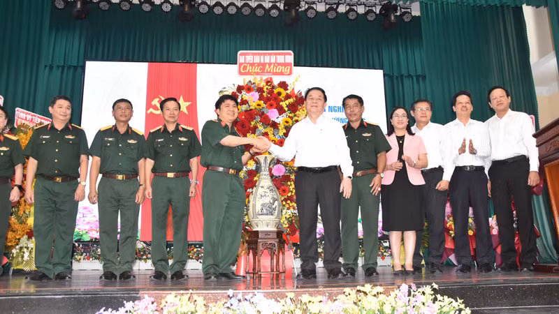 Đồng chí Nguyễn Trọng Nghĩa cùng đoàn công tác tặng hoa, quà chúc mừng Bệnh viện Quân y 120.