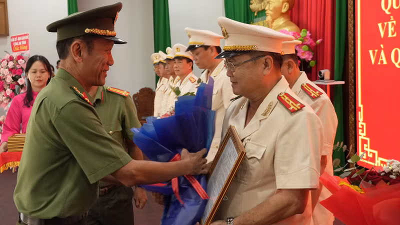 Đại tá Nguyễn Văn Nhựt, Giám đốc Công an tỉnh Tiền Giang trao Quyết định cho các đồng chí nghỉ công tác hưởng chế độ hưu trí.