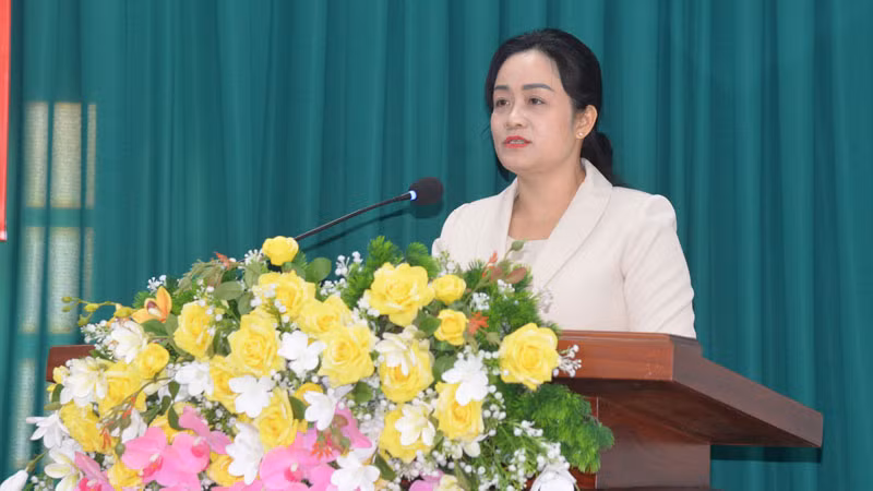 Đồng chí Nguyễn Hải Trâm phát biểu giao nhiệm vụ cho cán bộ.